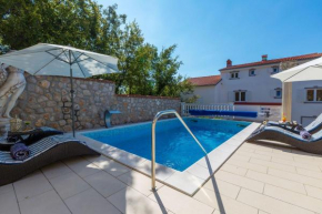 Charmantes Apartment nur 700 Meter zum Strand mit Meerblick, Pool, BBQ, Privatparkplatz